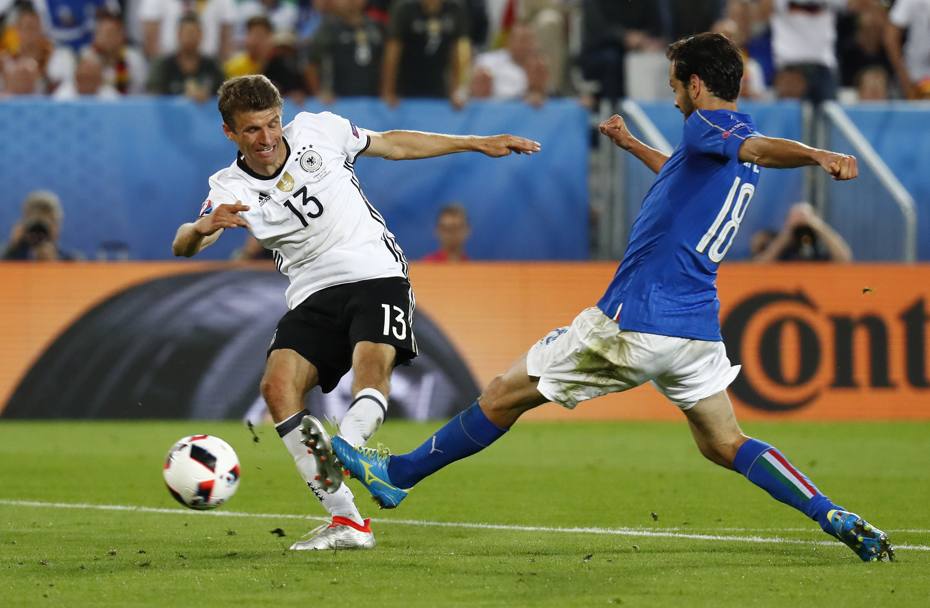 Secondo tempo, è subito brivido: Müller calcia verso la porta. Reuters